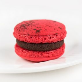 Macaron višňa - čokoláda